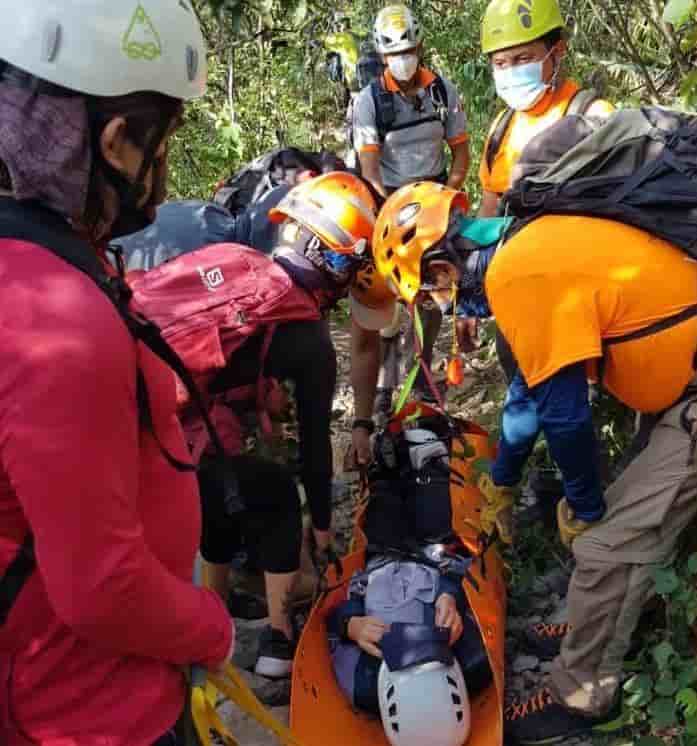 Una mujer decidió desafiar a las autoridades, explorando el Cerro de la Mitras, pero fue descubierta cuando sufrió un accidente en el ascenso