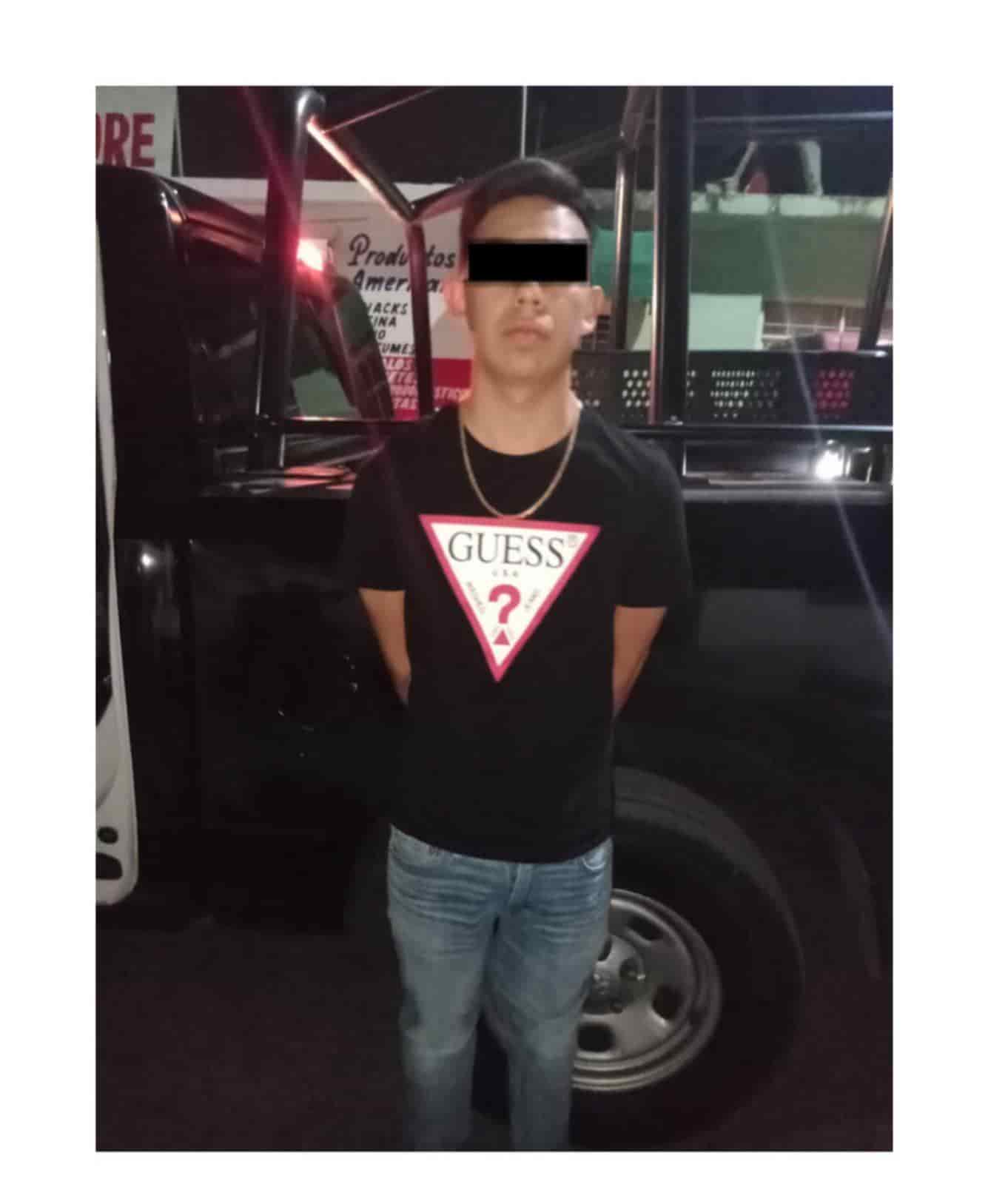 Llevaban envoltorios con hierba verde, al parecer marihuana, así como la droga denominada cristal