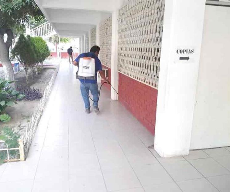 Limpian escuelas en NL previo regreso a clases