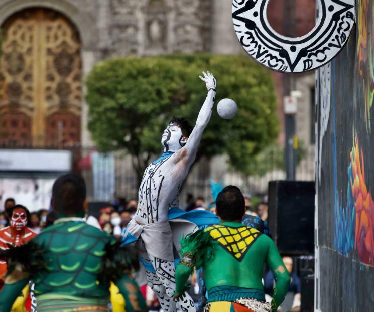 Organizan juego de pelota prehispánico en el Zócalo