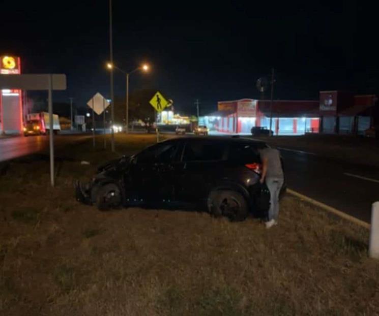 Sufre volcadura en la Carretera Nacional