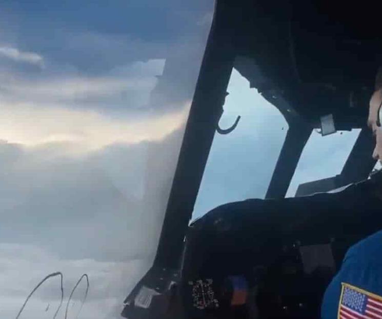 Captan momento en que avión entra en ojo del huracán Ida Captan momento en que avión entra en ojo del huracán Ida