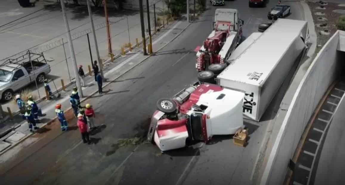 Vuelca tráiler en avenida Churubusco Vuelca tráiler en avenida Churubusco