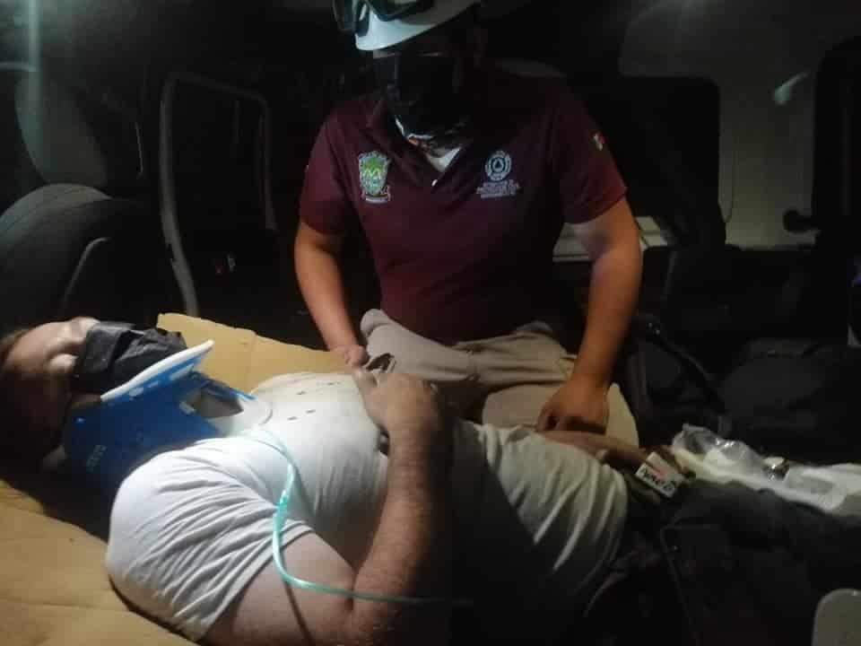 Terminó atrapado en su jeep, después de volcarse en un voladero