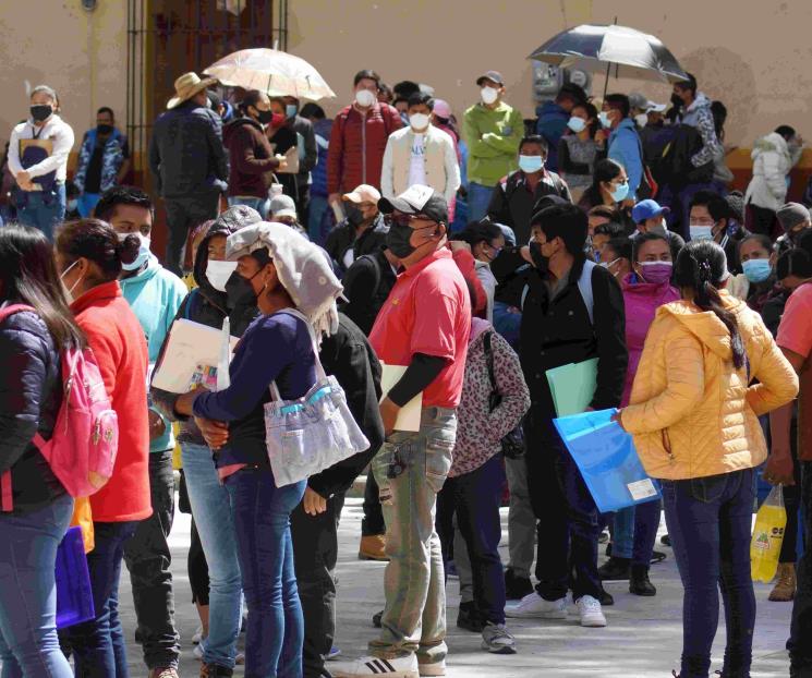 Vacunan a jóvenes entre nervios y gritos