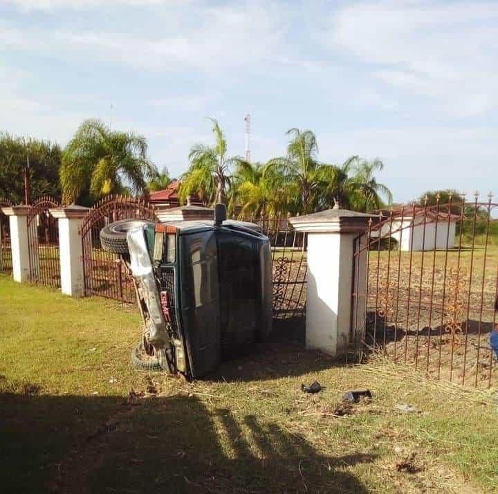 Vuelca camioneta en Cadereyta Vuelca camioneta en Cadereyta