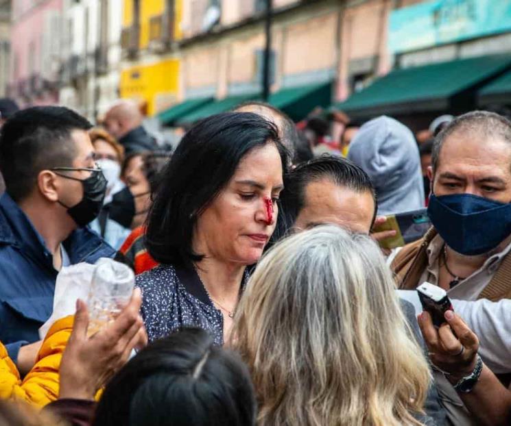 Jaloneos, sangre y gritos afuera de Congreso de CDMX Jaloneos, sangre y gritos afuera de Congreso de CDMX