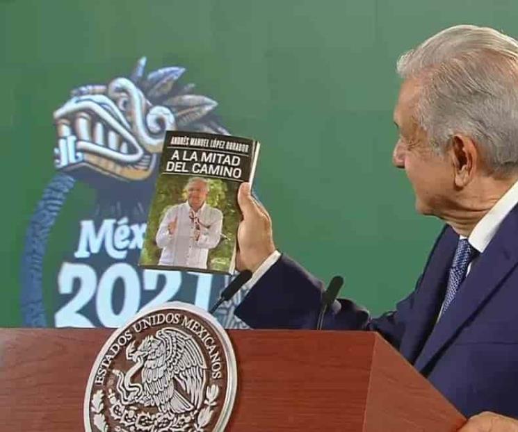 AMLO presume su nuevo libro A mitad del Camino