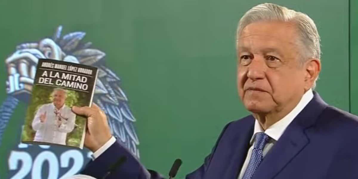 AMLO recomienda a sus adversarios leer su nuevo libro