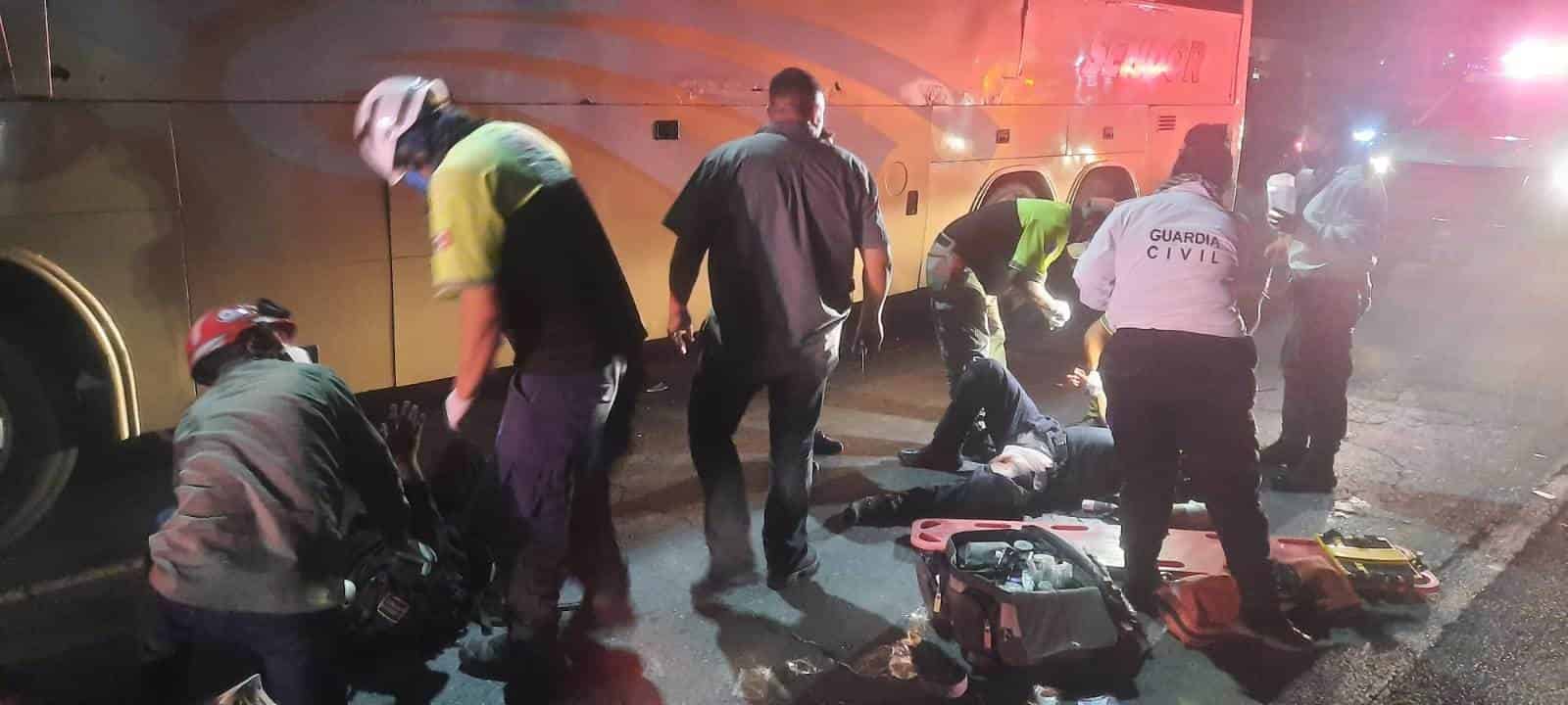 Una persona sin vida y dos policías municipales lesionados al igual que un motociclista, es el saldo de un doble accidente vial