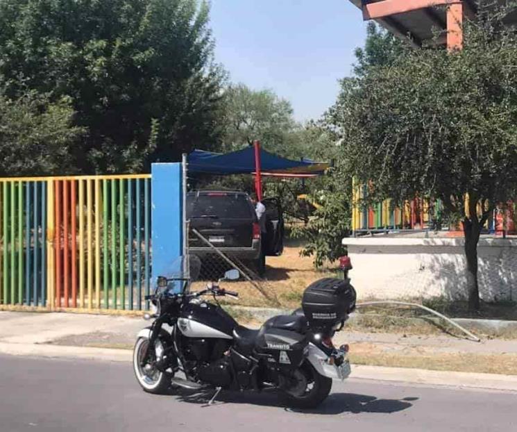 Conductor impacta su camioneta contra kínder en Apodaca Conductor impacta su camioneta contra kínder en Apodaca