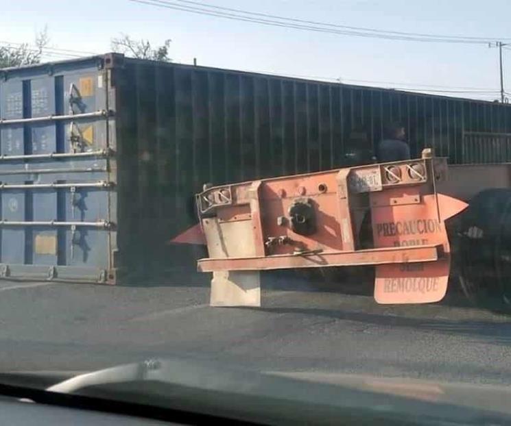 Vuelca tráiler en Escobedo