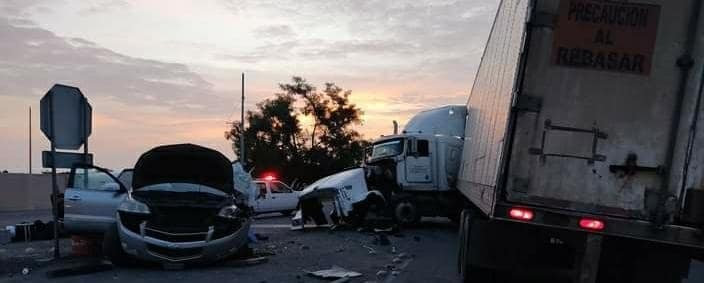Dos hombres, al parecer integrantes de un grupo musical, fallecieron tras registrarse un choque
