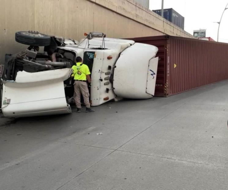 Vuelca tráiler en la Carretera Nacional