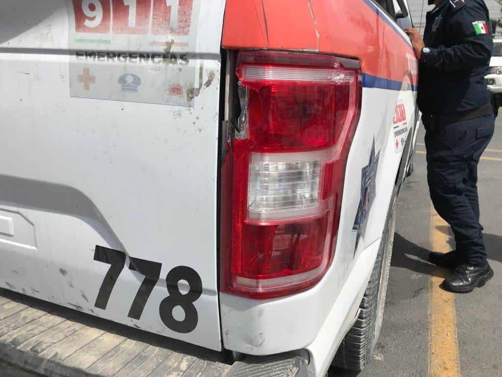 En dos hechos diferentes, presuntos vándalos, atacaron a policías con piedras y palos