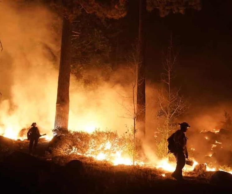 Impulsan vientos incendio hacia el Lago Tahoe