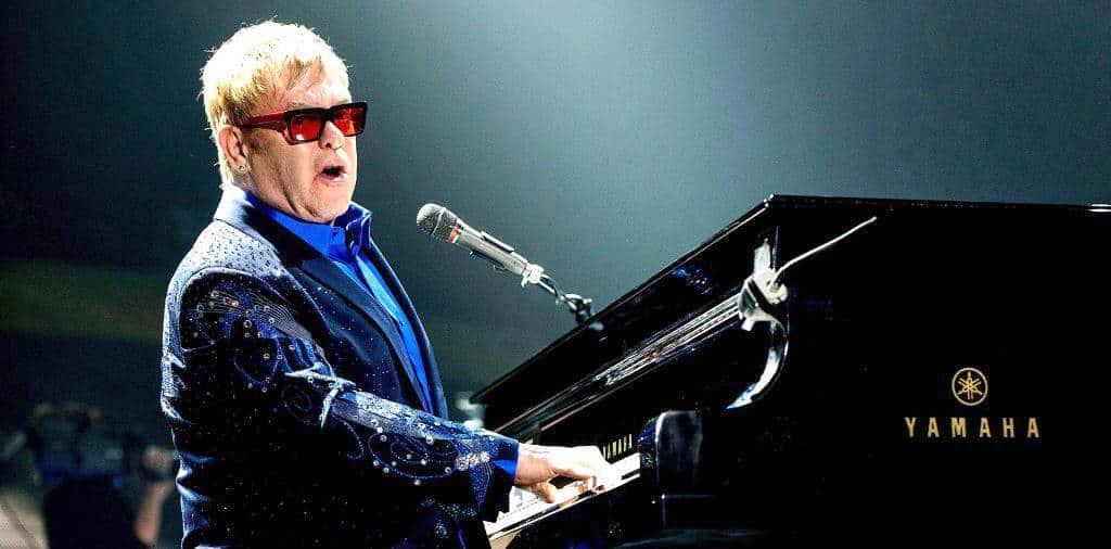 Hace Elton John duetos en nuevo álbum