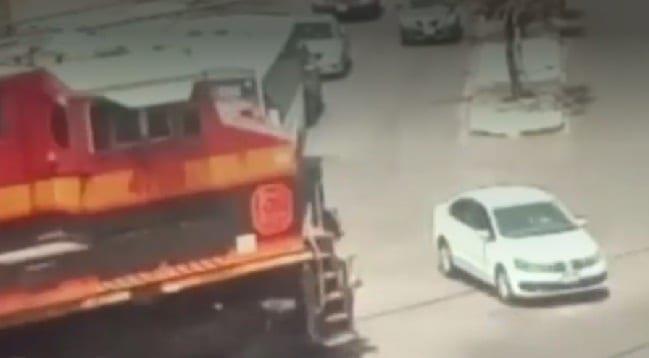 Sobrevive mujer a choque contra el tren