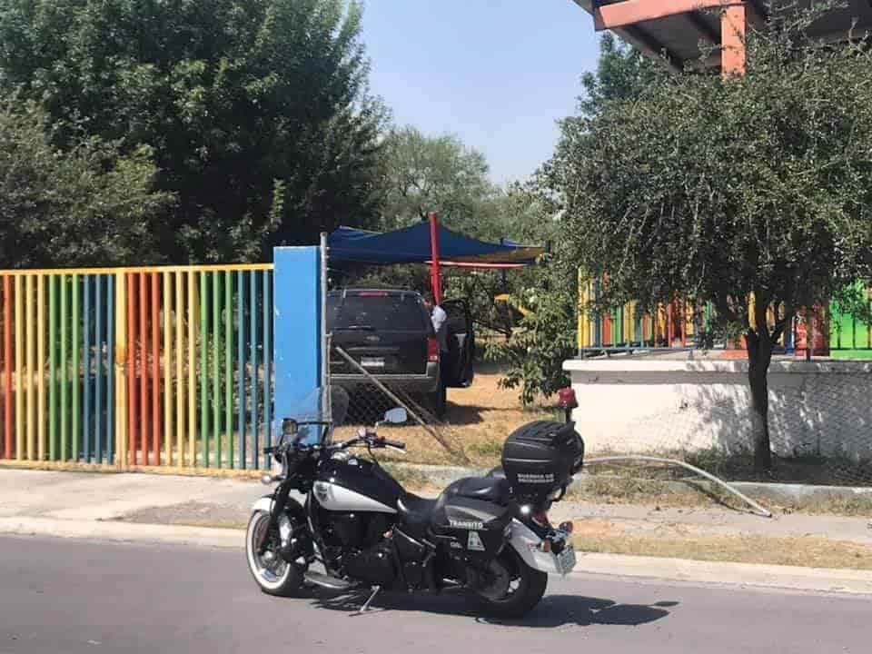 una camioneta, termino incrustándose en el patio de un Kinder