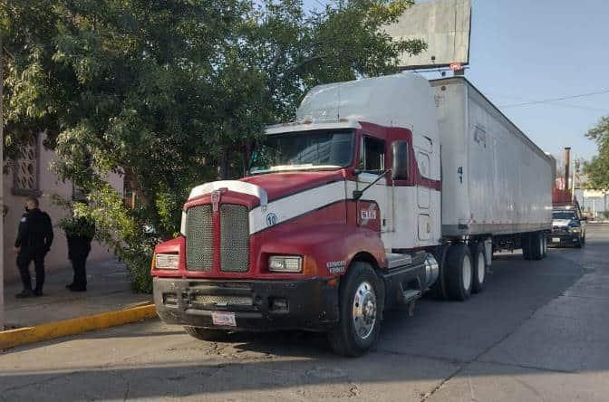 Maneja tráiler robado; lo detienen