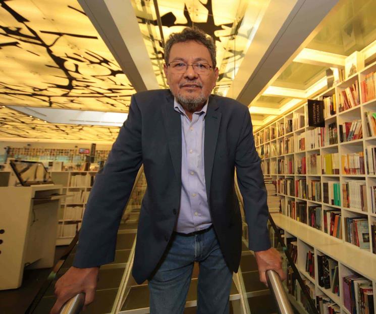 Élmer Mendoza recibe Premio Juan Crisóstomo Doria