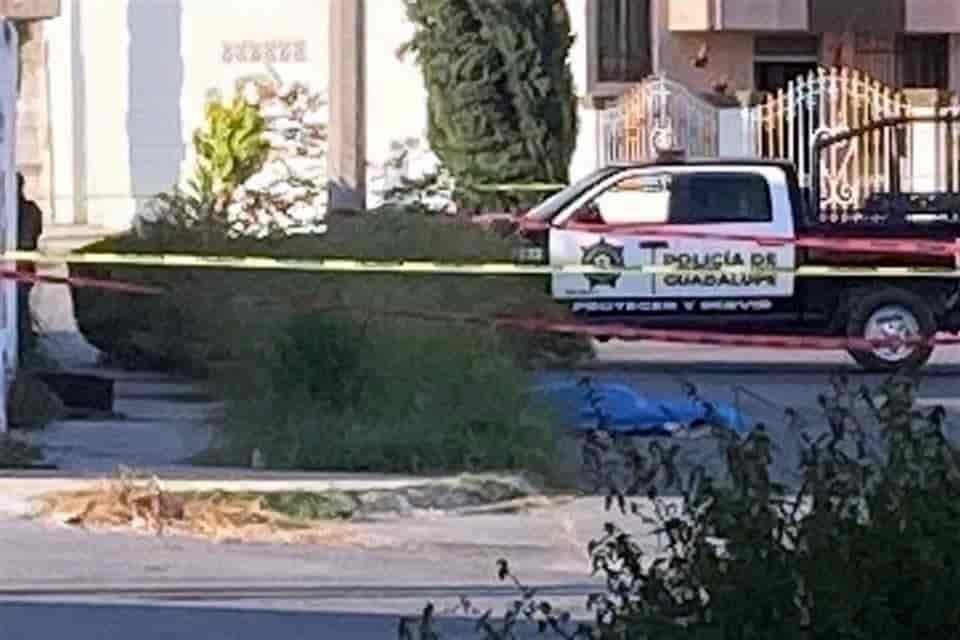 Arrojaron un cuerpo embolsado desde una camioneta en movimiento
