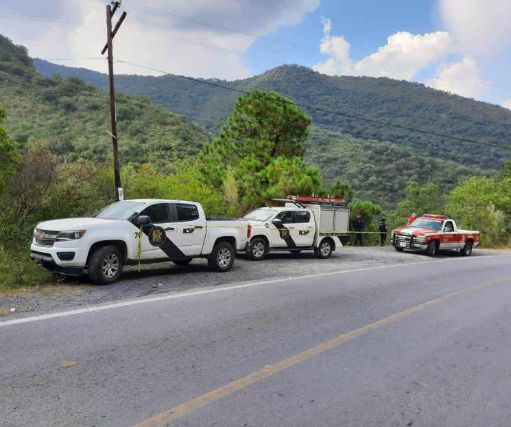 Hallan cadáver embolsado en barranco