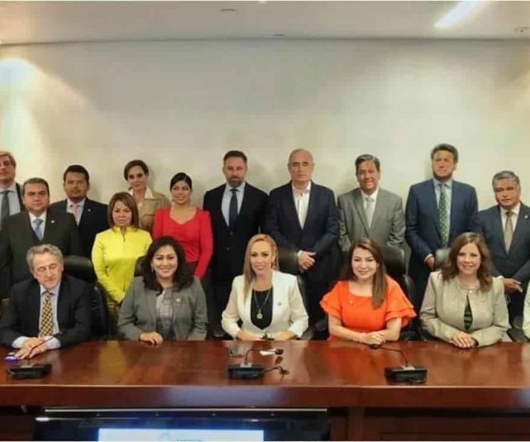 Senadores del PAN se reúnen con presidente de ultraderecha