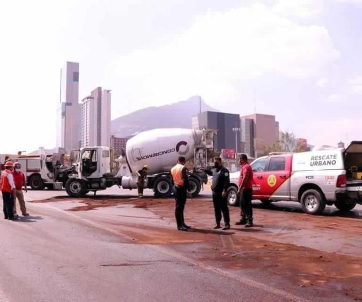 Impacta revolvedora a 3 vehículos