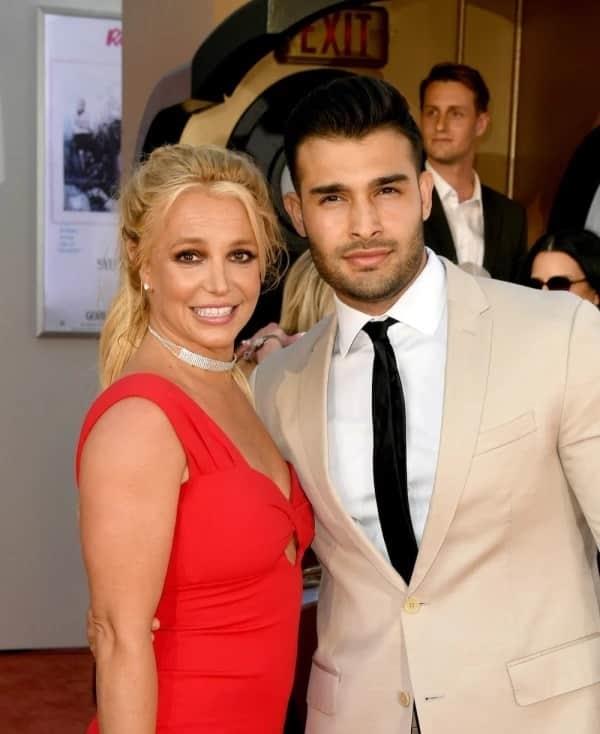 Captan a novio de Britney buscando anillo de compromiso