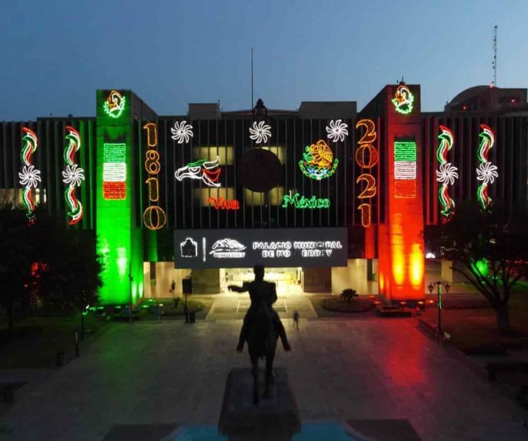 Iluminan con colores patrios Palacio Municipal de Monterrey