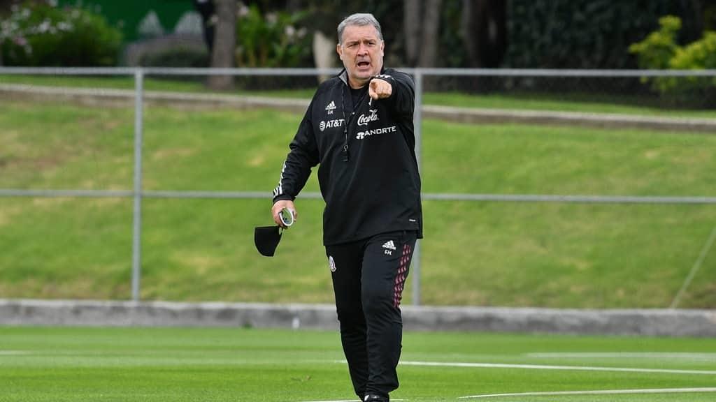 Operan a Martino; fuera dos partidos