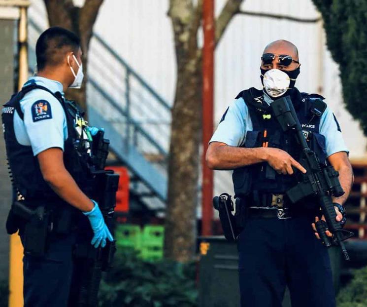 Matan a terrorista tras apuñalar a seis compradores