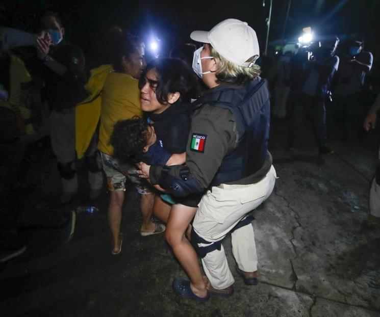 Quedan policías heridos tras enfrentar a migrantes