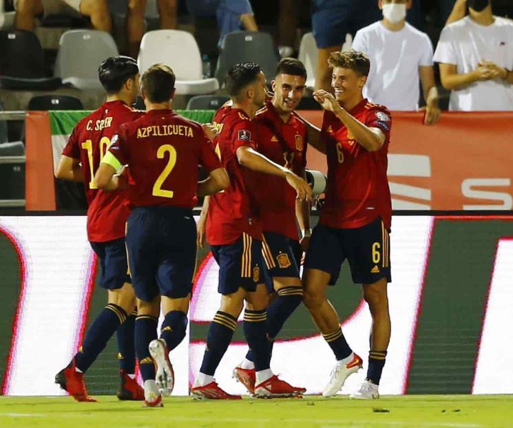 Gana España y asume liderato