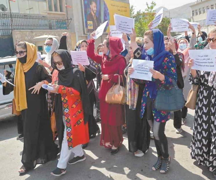 Con disparos al aire, talibanes ponen fin a protesta