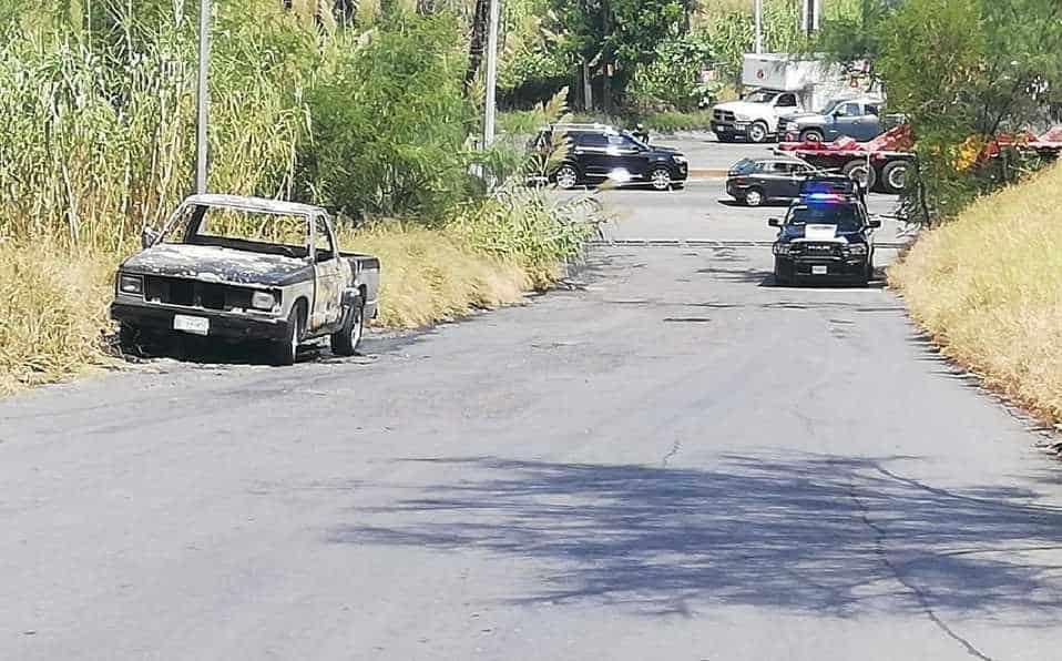 Arde camioneta con reporte de robo