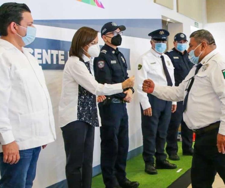 Celebra Cristina a elementos policiacos