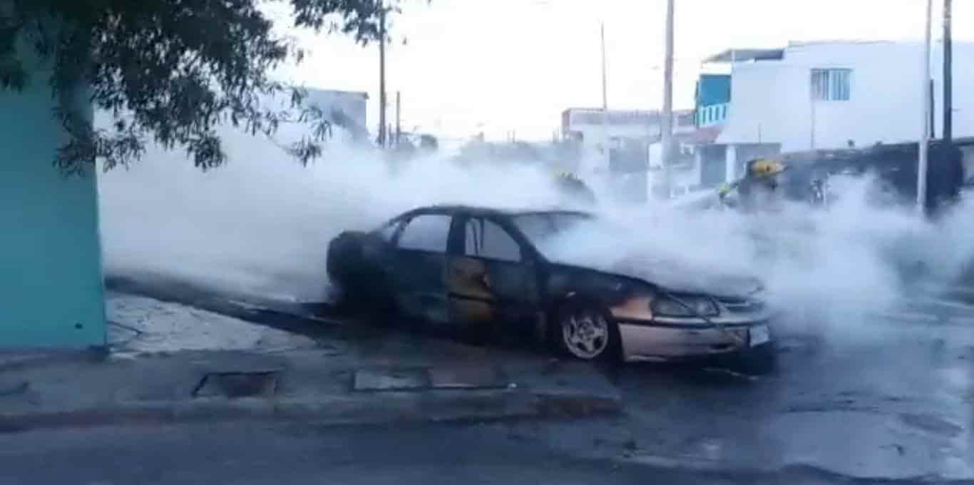 Se registró en la colonia Industrial de Monterrey,  el incendio de un automovil