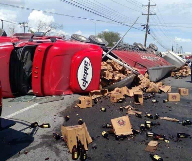Vuelca tráiler cargado de cerveza