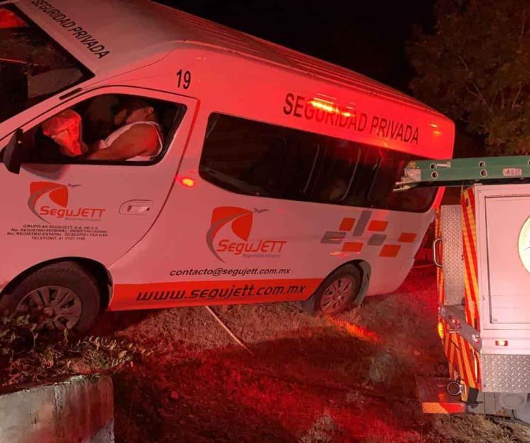 Estrella camioneta contra muro tras dormitar Estrella camioneta contra muro tras dormitar