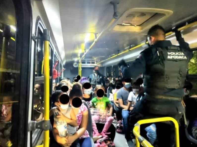 Rescatan a 77 migrantes en Apodaca