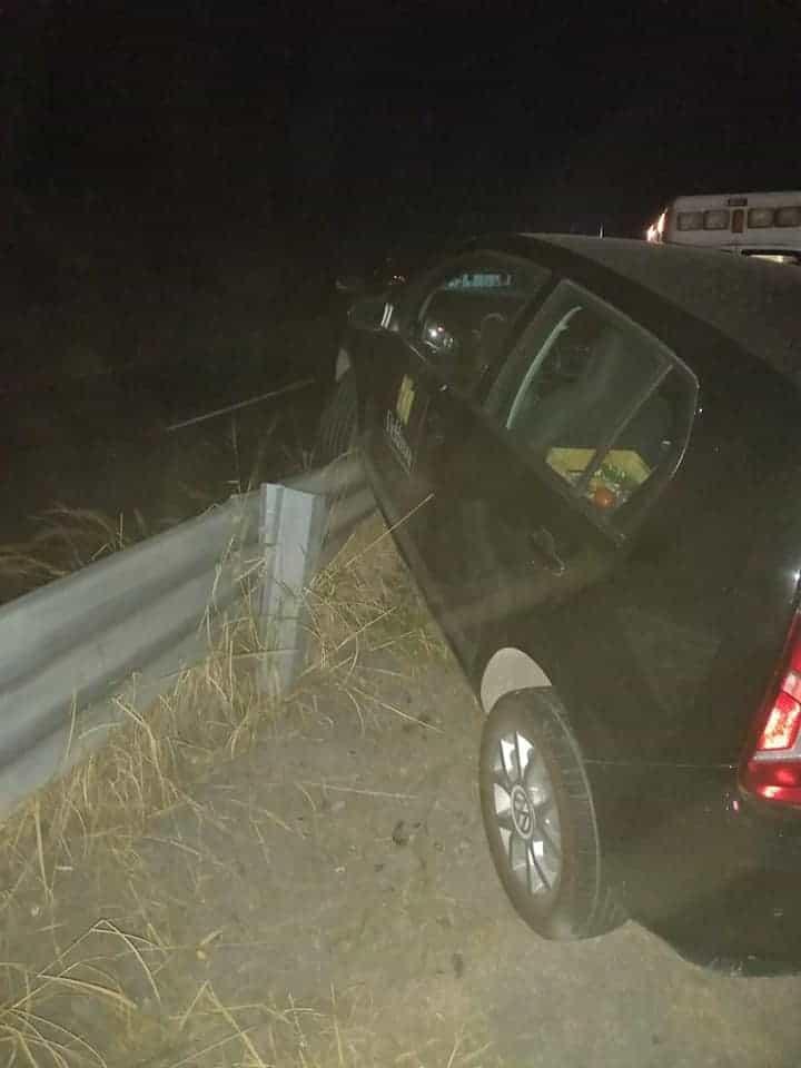 Estrella auto contra un barandal