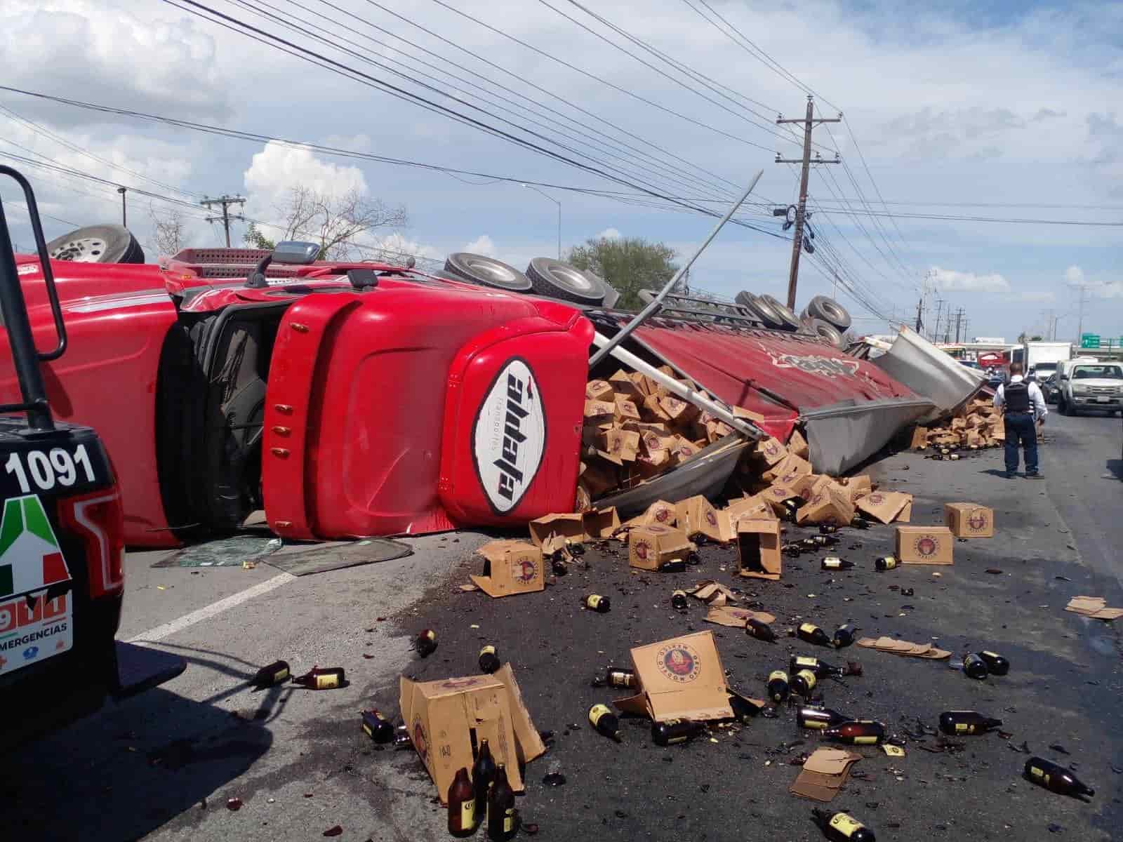 Evitaron que se cometieran actos de rapiña, al volcarse un tráiler cargado con varias toneladas de cerveza