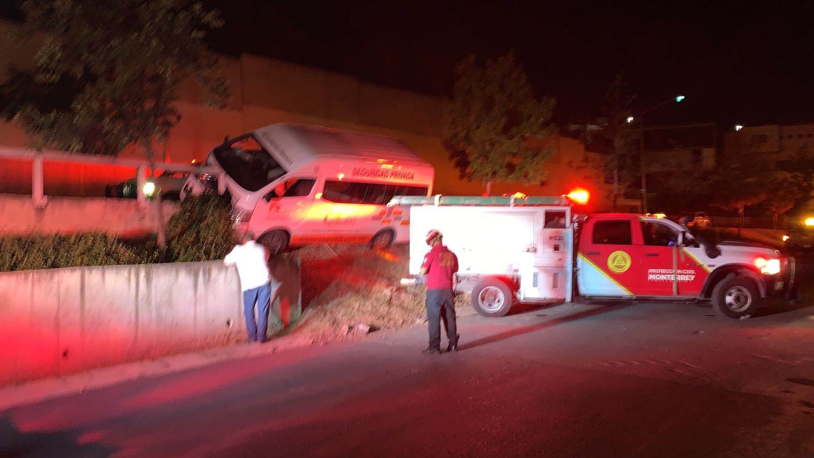 Después de una dormitada al volante, el conductor de una camioneta se estrelló contra un muro
