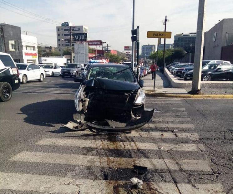 Choque volcadura deja 2 lesionados en San Pedro