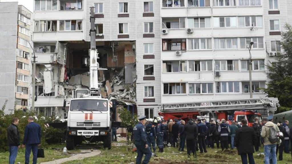 Explosión de gas en edificio deja 2 muertos