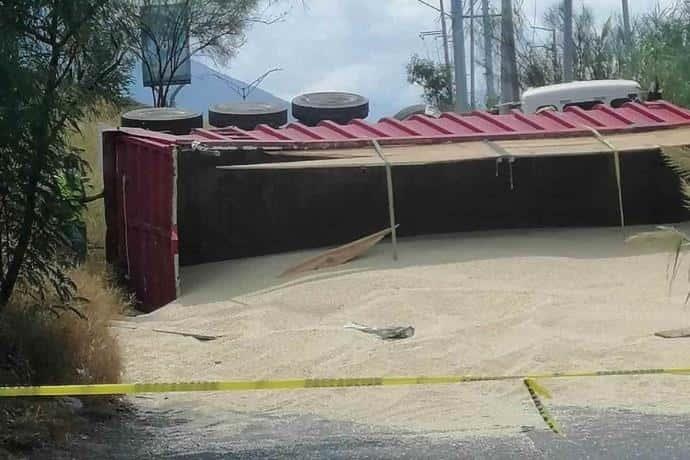 Vuelca tráiler cargado de maiz
