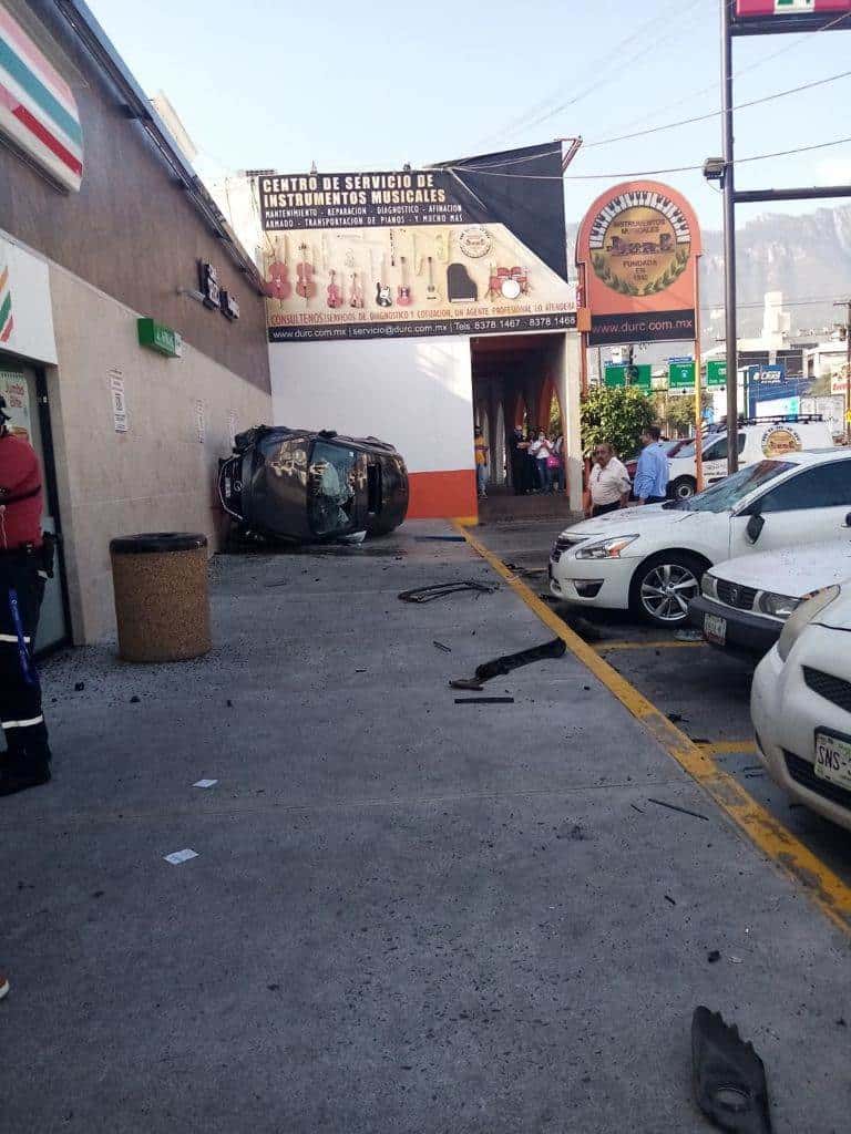 Al menos dos lesionados dejó un choque volcadura