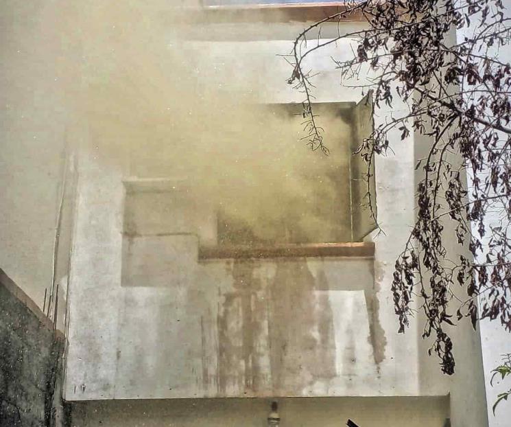 Acaba incendio con vivienda